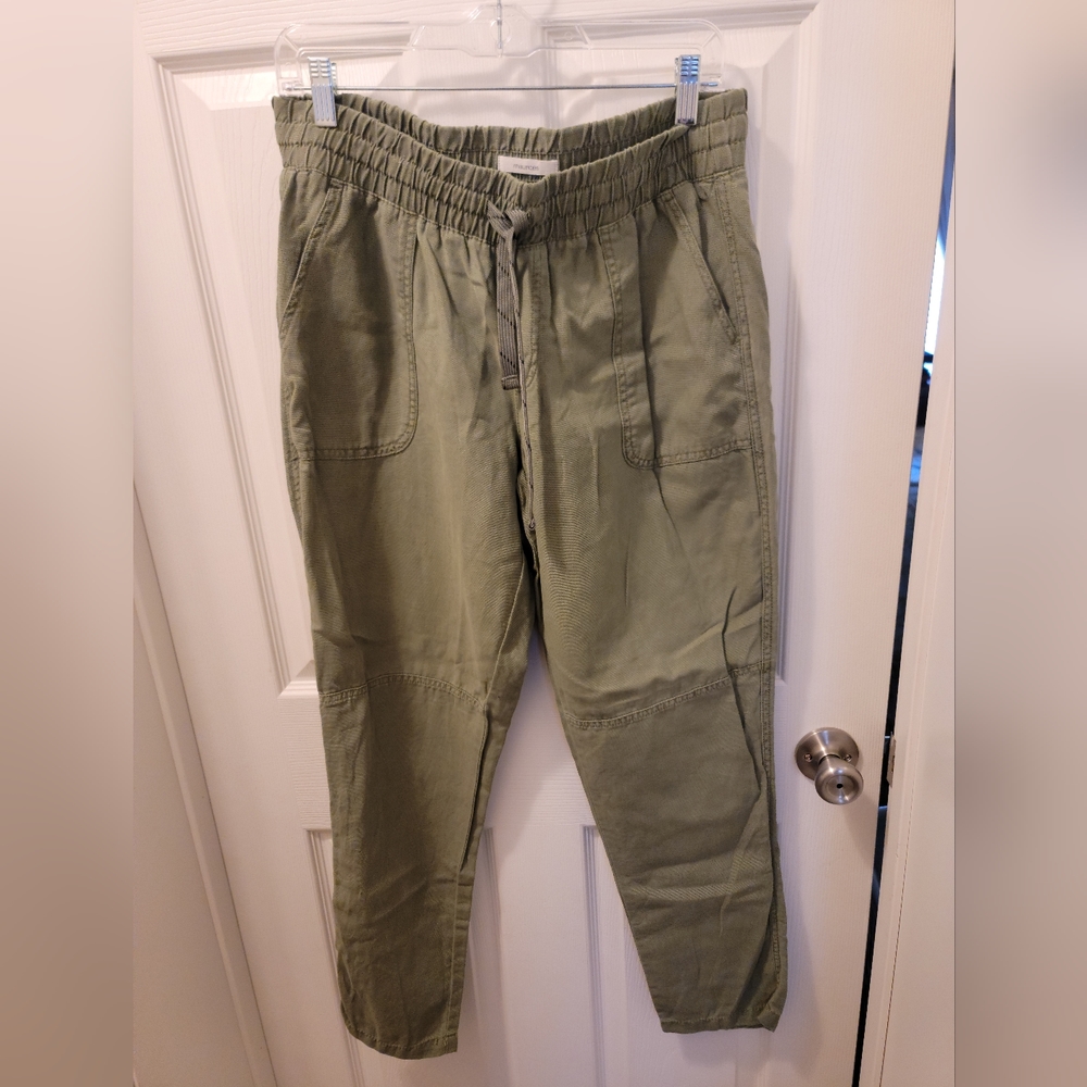 Loose fit pants, olive in color